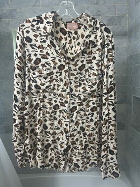 Show Me Your MuMu Marcella button up top in paid cheetah size large